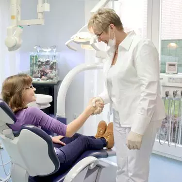 Keime in der Dentaleinheit bekämpfen. Viren, Keime und Bakterien im Zahnarztstuhl wirkungsvoll abtöten.